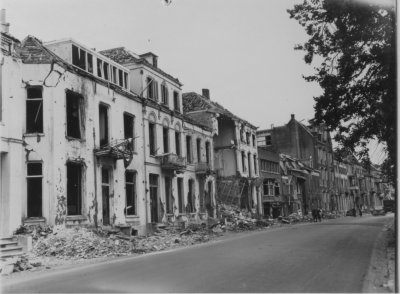 Taken in the centre of Arnhem, I believe Weerdjesstraat or Rijnkade Taken after September 1944.